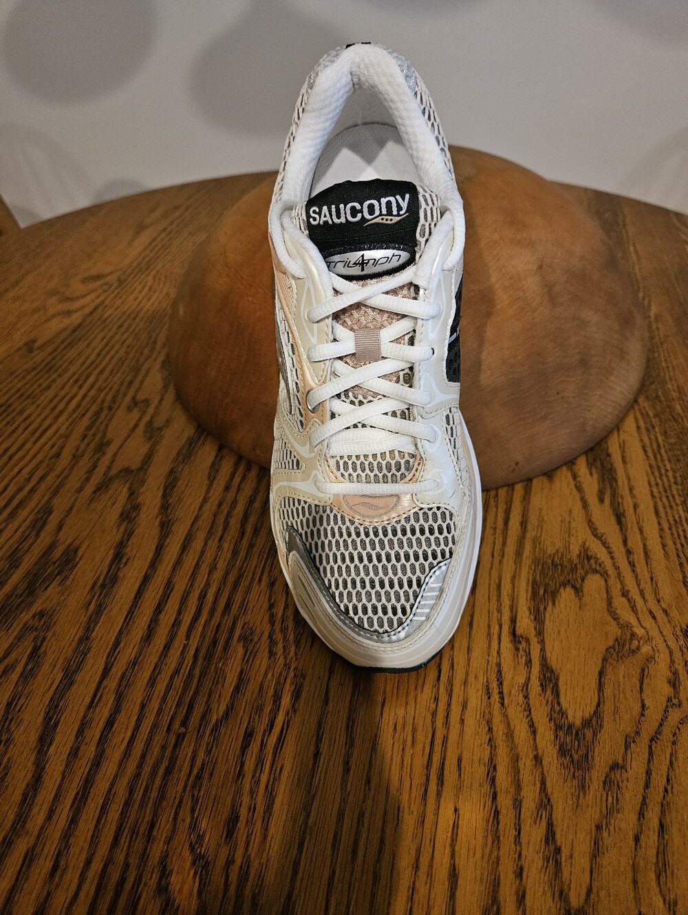 Saucony Women’s Pro proGrid Triumph 4 Retro Sneakers size 9.5